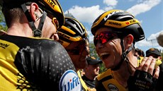 Jezdci týmu Jumbo-Visma  se radují z triumfu Wouta Van Aerta v 10. etap Tour.