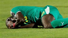 Senegalský fotbalista Sadio Mané leí na trávníku bhem finále afrického...