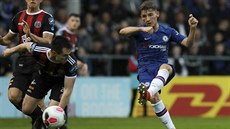 Billy Gilmour z Chelsea (vpravo) bhem pípravného duelu s irskými Bohemians