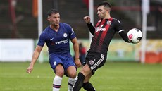 Danny Drinkwater (vlevo) z Chelsea bhem pípravného duelu s irskými Bohemians