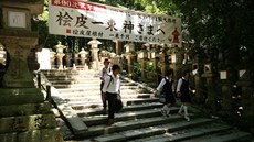 Japonsko, Nara, koláci mezi lucernami u intoistické svatyn Kasuga