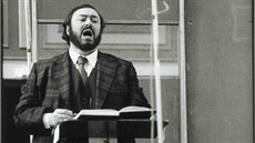 Luciano Pavarotti na archivním snímku, který je k vidní v dokumentu