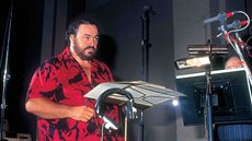 Luciano Pavarotti na archivním snímku, který je k vidní v dokumentu