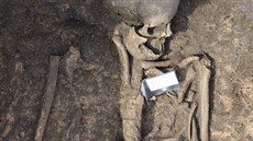 Archeologové nali v nevyloupeném hrob íslo 2 (na snímku) v Sendraicích dv...