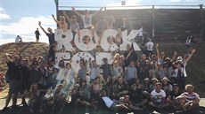 Společná fotografie orchestru pořízená na telefon při festivalu Rock for People