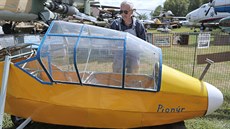 Sbratel letecké techniky Karel Tarantík pedstavuje nový exponát ve své...