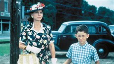 Sally Fieldová a Michael Conner Humphreys ve filmu Forrest Gump (1994)