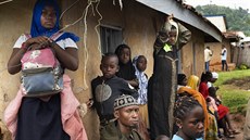 Lidé z vesnice Beni v Kongu ekají na vakcínu proti ebole. (17. ervence 2019)
