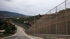 Plot na hranici panlské enklávy Melilla v severní Africe a Maroka