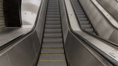 Na Karlov námstí finiuje oprava eskalátor v metru a také zaalo hloubení...