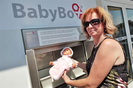 Jitka Juicová, manelka výrobce babybox, názorn ukazuje s vyuitím panenky...