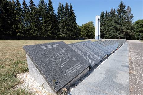 Sokolovský památník na hromadný hrob, v nm jsou pochovány ostatky sovtských...