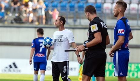 Olomoucký trenér Radoslav Látal (v bílém triku) bhem utkání se Zlínem