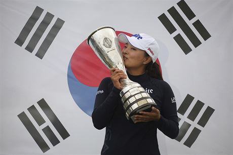 Jihokorejská golfistka Ko in-jong pózuje s pohárem pro vítze Evian...