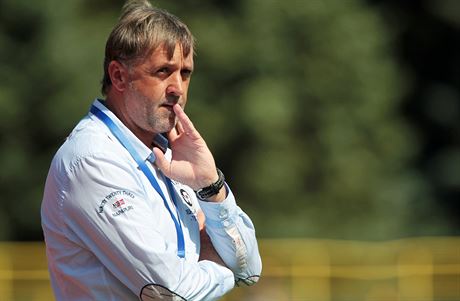 Trenér Frantiek turma sleduje fotbalisty Sokolova.