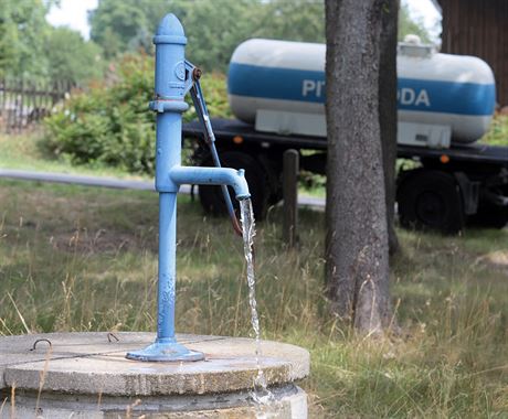 Pitnou vodu pro lidi na Asku v lét asto zajiuje cisterna. 