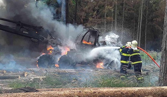 Hasiči v neděli dopoledne vyjížděli k požáru stroje na těžbu dřeva na Třebíčsko...