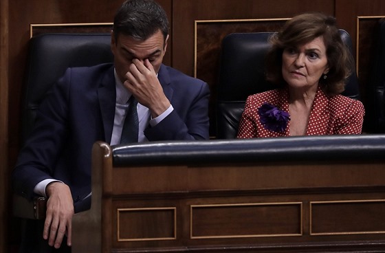 panlský doasný pedseda vlády Pedro Sánchez sedí vedle místopedsedkyn...