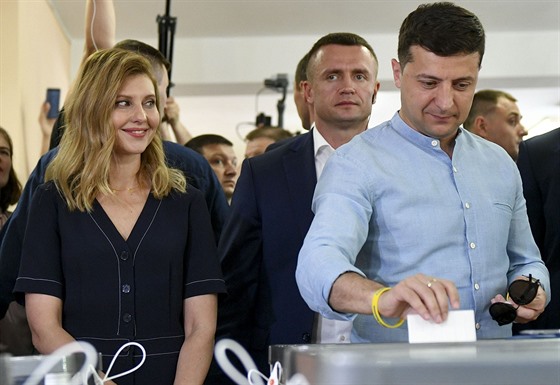 Ukrajinský prezident Volodymyr Zelenskyj odvolil ve volbách do parlamentu. (21....