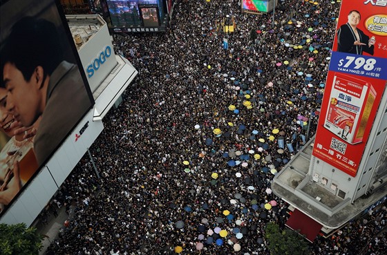 V Hongkongu protestují statisíce lidí proti vlád. (21. ervence 2019)