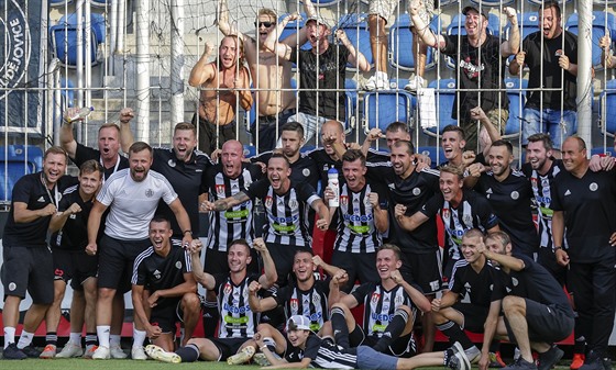 Českobudějovičtí fotbalisté se radují z výhry nad Slováckem.