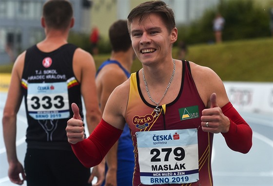 Pavel Maslák se raduje ze zisku titulu mistra republiky ve sprintu na 200 metr.