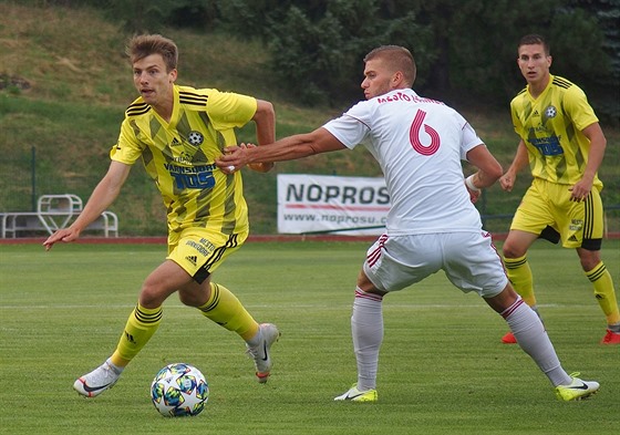 Jakub Barac z Varnsdorfu obchází tineckého Richarda Vaka.