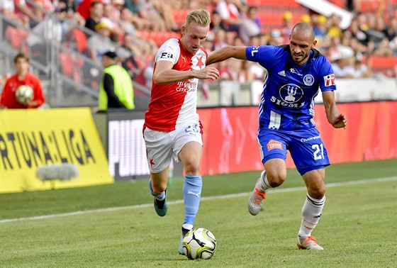 Petr evík ze Slavie vede mí, který se snaí získat Michal Vepek z Olomouce.