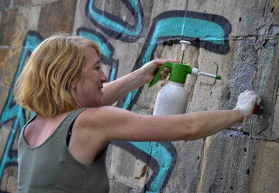 Restaurátoi zaali pracovat na odstranní graffiti z pilíe Karlova mostu v...