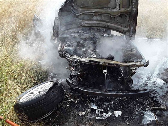 Následky nehody dvou aut za obcí Vladislav na Třebíčsku (28. července 2019)