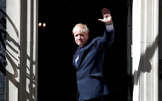 Nový britský premiér Boris Johnson vchází do svého oficiálního sídla (24....