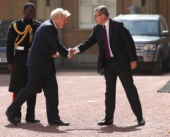 Nový britský premiér Boris Johnson dorazil ped Buckinghamský palác na audienci...