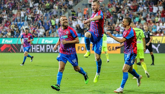 Plzeňský stoper Jakub Brabec se raduje z gólu, blahopřát mu běží Luděk Pernice...