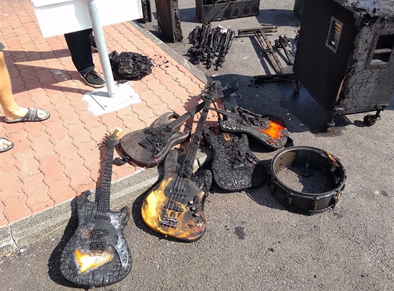Požár auta zničil brněnské kapele Acute Dose při cestě na koncert většinu...