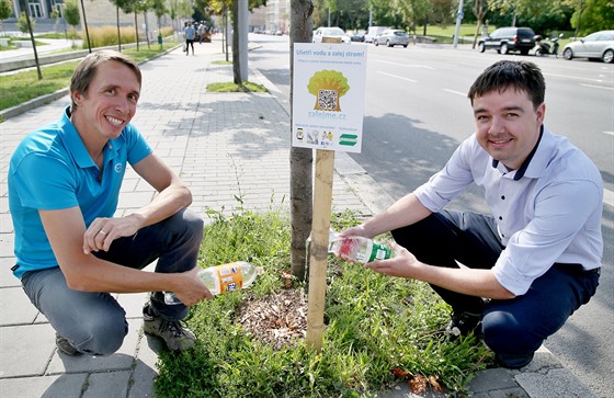 Michal Polanský (vlevo) a Marek Batelka jsou autory aplikace Zalejme.cz. Chtjí...