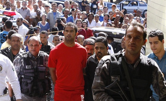 Brazilský brankář Bruno Fernandes de Souza v rukou policie.