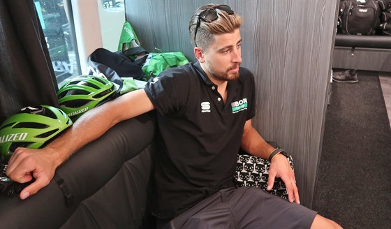 Peter Sagan, debatující v týmovém autobuse stáje Bora.