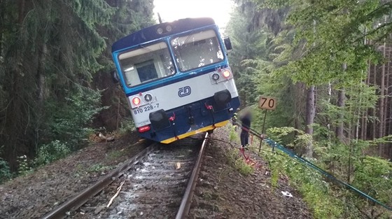Na trati mezi Novou Pakou a Láznmi Blohrad na Jiínsku vykolejil vlak...