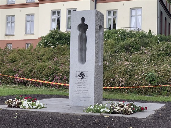 Pokozený památník obtí extremisty Anderse Behringa Breivika v norském...