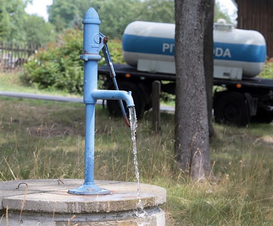 Pitnou vodu pro lidi na Ašsku v létě často zajišťuje cisterna. 