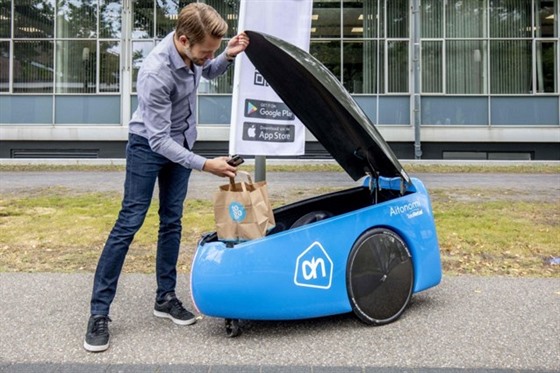 Albert v Nizozemsku testuje doruování pomocí robota.