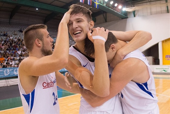 etí basketbaloví junioi Dominik Luká, Vít Krejí a Lubo Ková (zleva) se...