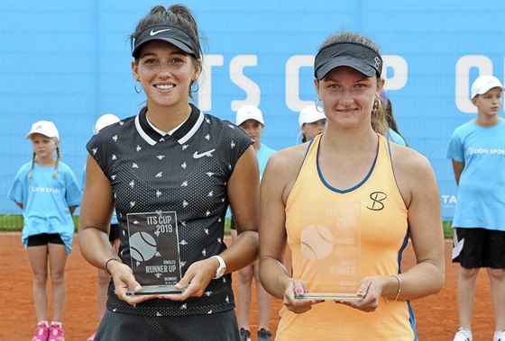 Jesika Maleková (vpravo) porazila ve finále dvouhry Turkyni Soyluovou.