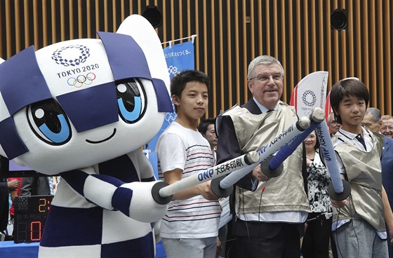 Šéf olympijského výboru Thomas Bach s maskotem tokijské olympiády