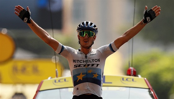 Italský cyklista Matteo Trentin slaví triumf v 17. etap Tour de France.
