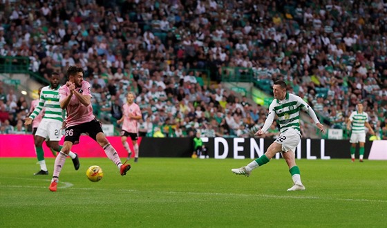 Callum McGregor ze Celticu Glasgow střílí gól do sítě estonského Nomme Kalju...