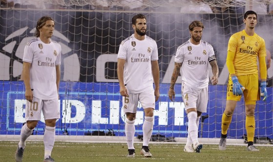 Frustrovaní fotbalisté Realu Madrid (zleva Luka Modri, Nacho, Sergio Ramos a...