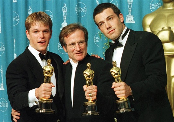 Matt Damon, Robin Williams a Ben Affleck pózují s Oscary, které jim vynesl...