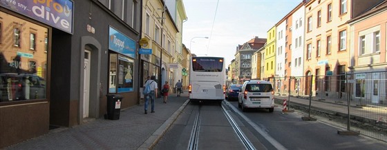 Na opravovanou Slovanskou tídu v Plzni je zákaz vjezdu autm nad 7,5 tuny....