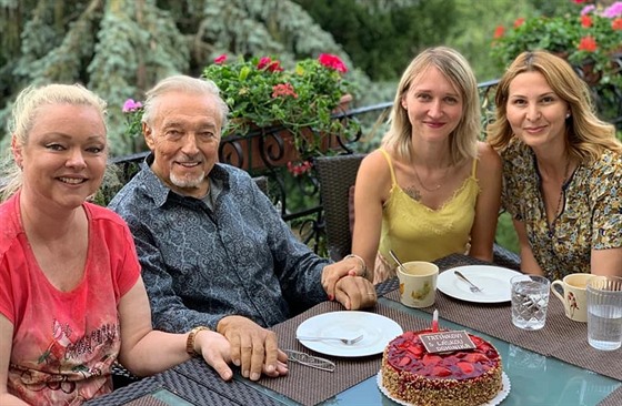 Karel Gott, jeho dcery Dominika a Lucie a manželka Ivana (28. července 2019)